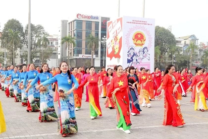 Hơn 700 phụ nữ phường Hạc Thành đồng diễn dân vũ kỷ niệm  ngày Quốc tế Phụ nữ 8/3